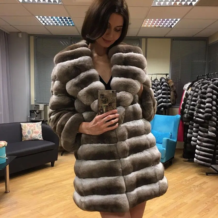 Женское зимнее утепленное пальто средней длины с отворотом |