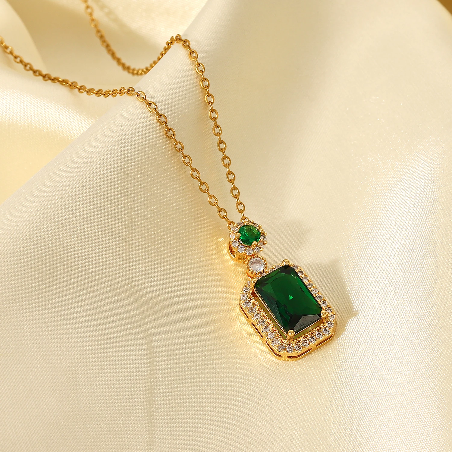 Ожерелье из нержавеющей стали с изумрудом и кубическим цирконием цепочка