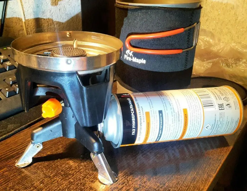 Портативная наружная газовая плита со стойкой-адаптером для кемпинга с тремя ножками и переходником для бутылок.