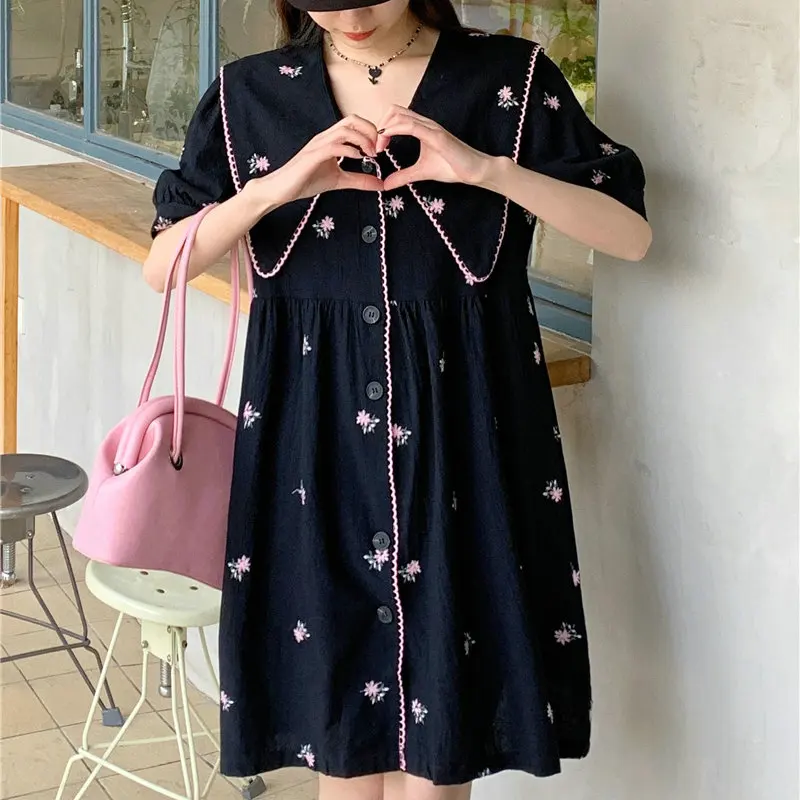 

Women's Chic Black Summer Dress with Floral Embroidery Loose Knee-Length Single-Breasted Turn Down Coller Casual Wear 2023 Robe