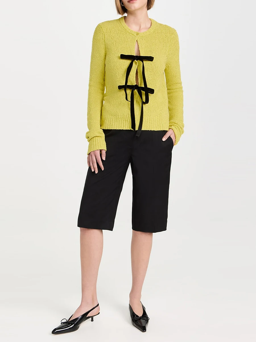 Женский вязаный кардиган контрастного цвета с бантом и шнуровкой на пуговицах