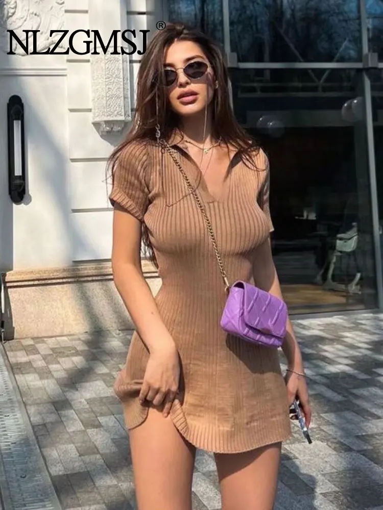 Женское однотонное мини-платье с коротким рукавом