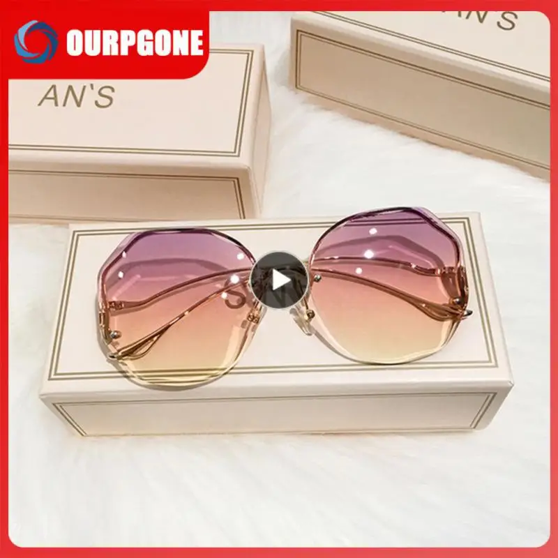 

2022 модные коричневые градиентные солнцезащитные очки женские безрамочные очки с обрезанными краями многослойные металлические изогнутые солнцезащитные очки с дужками