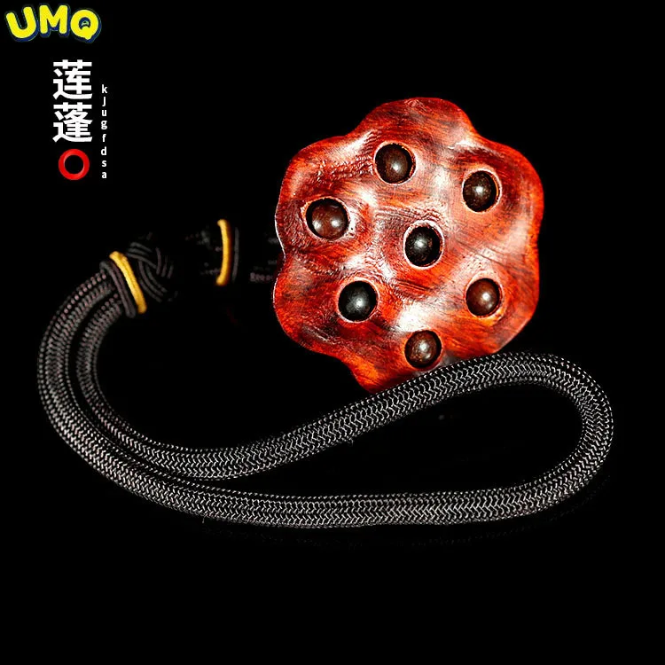 

Подвеска из натурального сандалового дерева с маленькими красными листьями