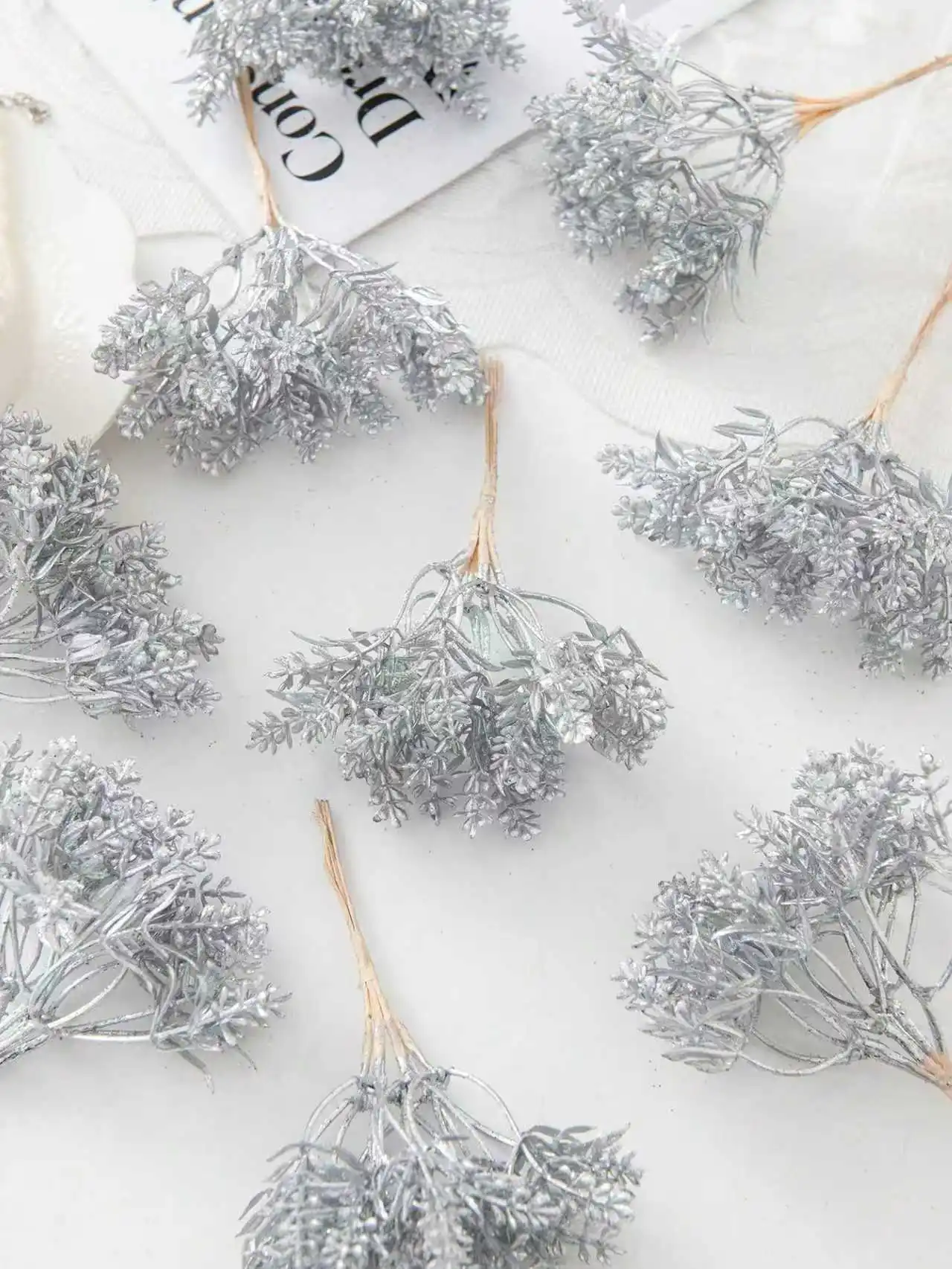 Искусственные цветы из шелка и пластика