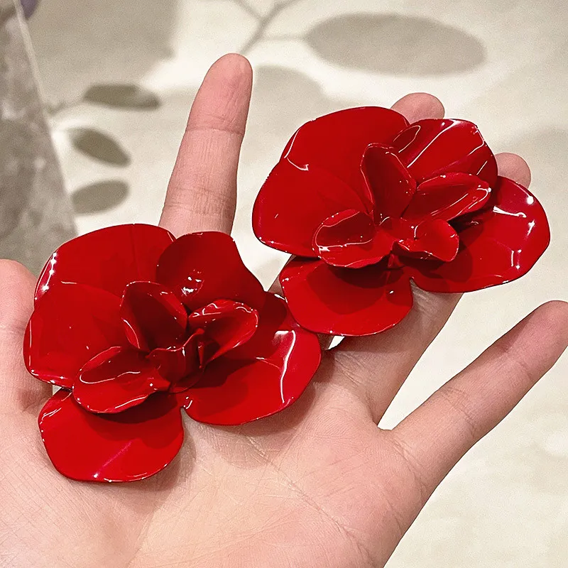 

Винтаж красные металлические цветы