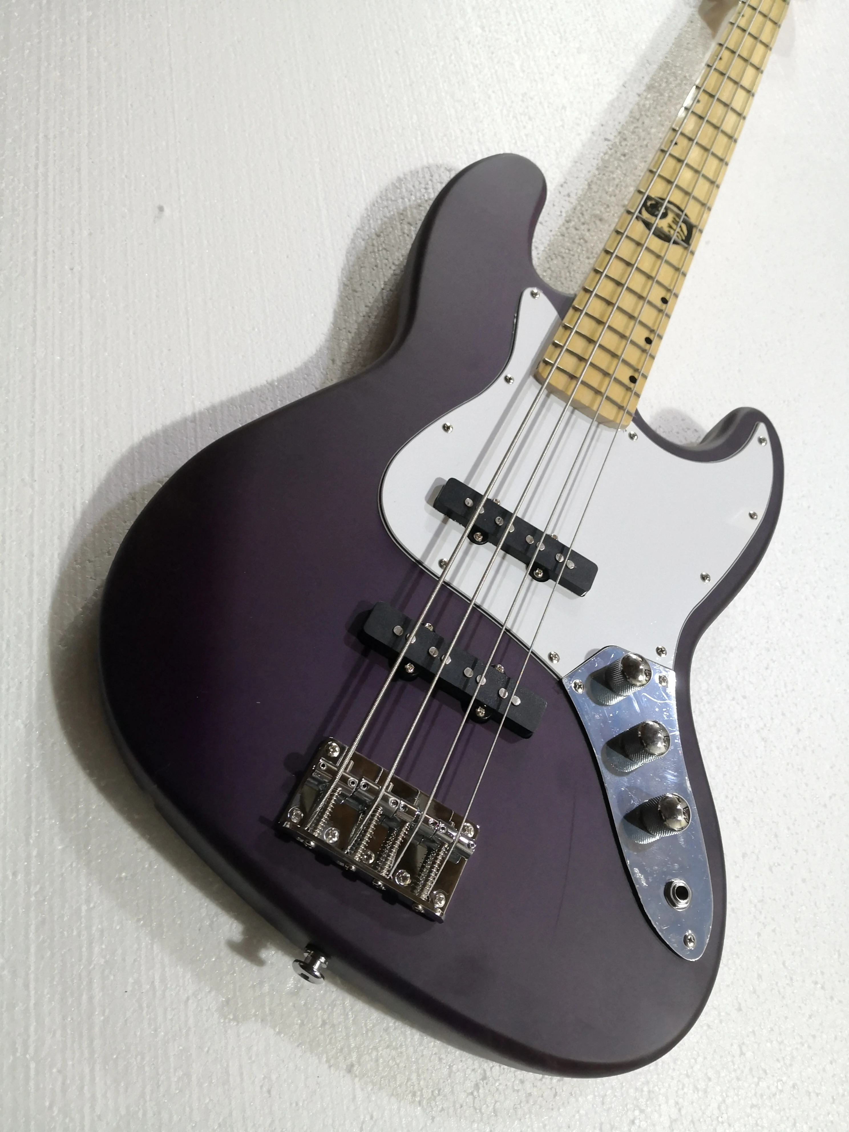 

Custom classic electric bass guitar 4 strings bass matte matte purple basswood body maple wood chrome knob