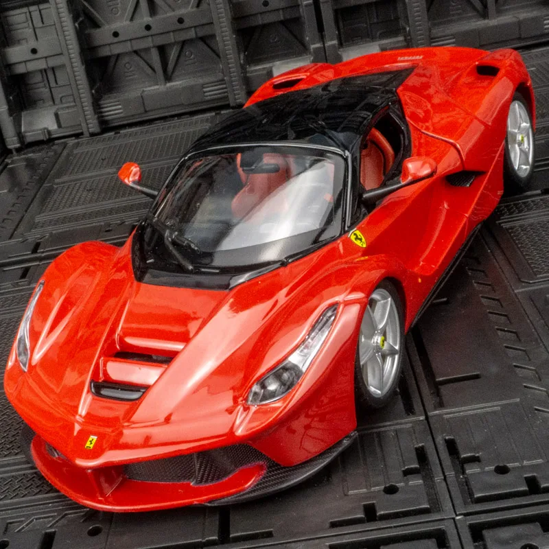 Фото Модель суперкара Ferrari от Bburago в масштабе 1:24, с открывающимся багажником, богатая деталями, тщательно изготовлена и отличается высоким качеством. №1