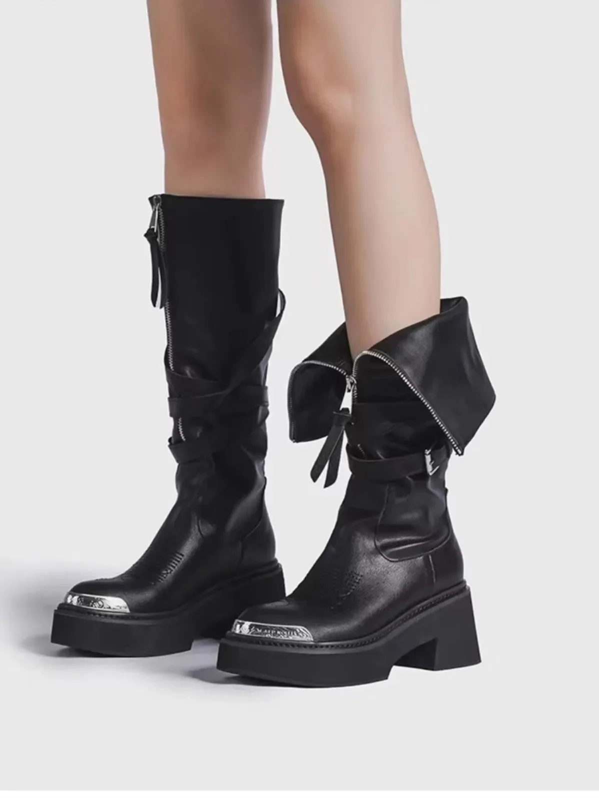 Черные рыцарские сапоги из мягкой кожи на толстой подошве с вышивкой