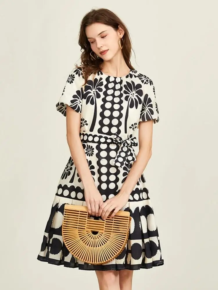 Женское платье плиссированное с пышными рукавами и поясом на шнуровке