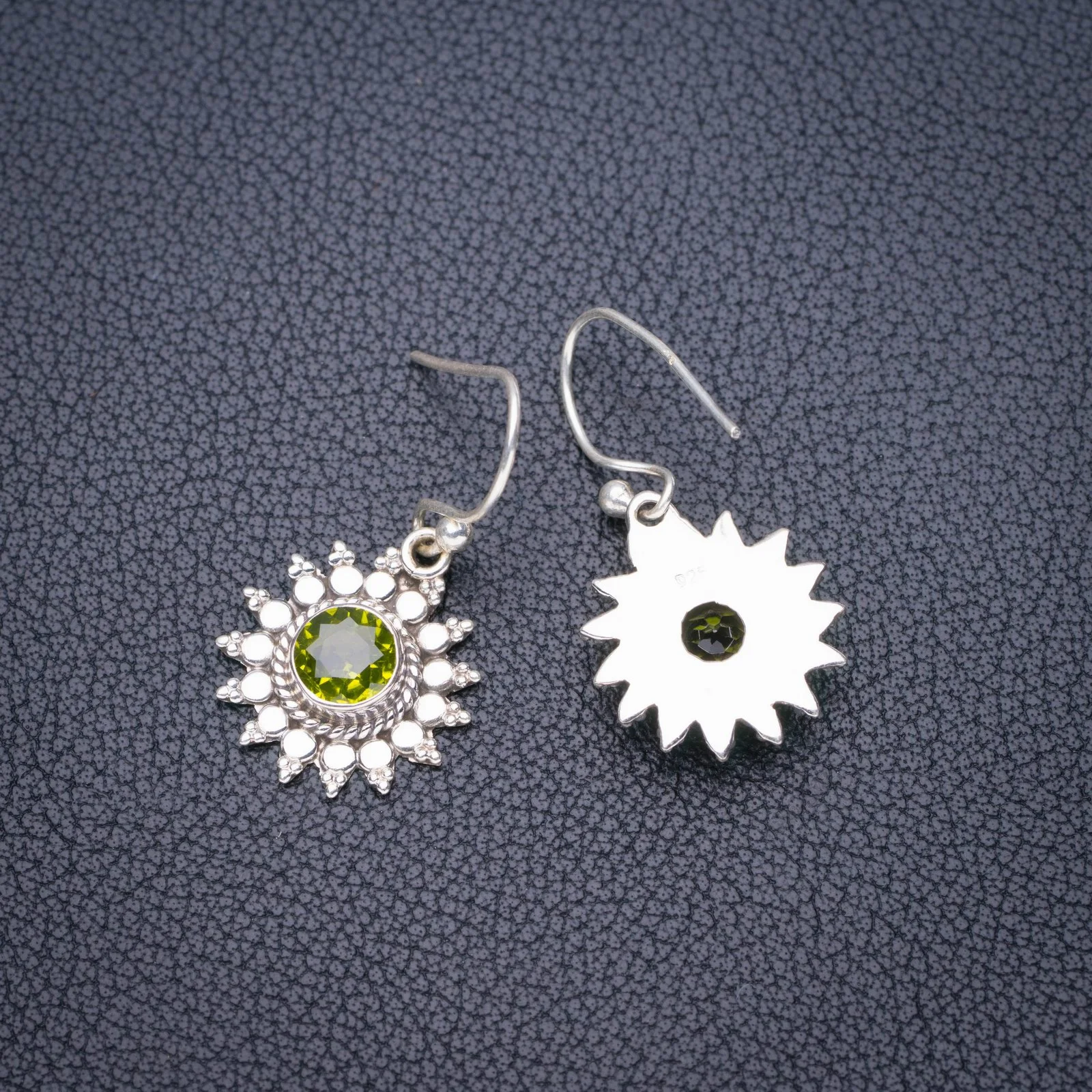 

Женские серьги ручной работы из серебра 1,25 пробы с природным хризолитом