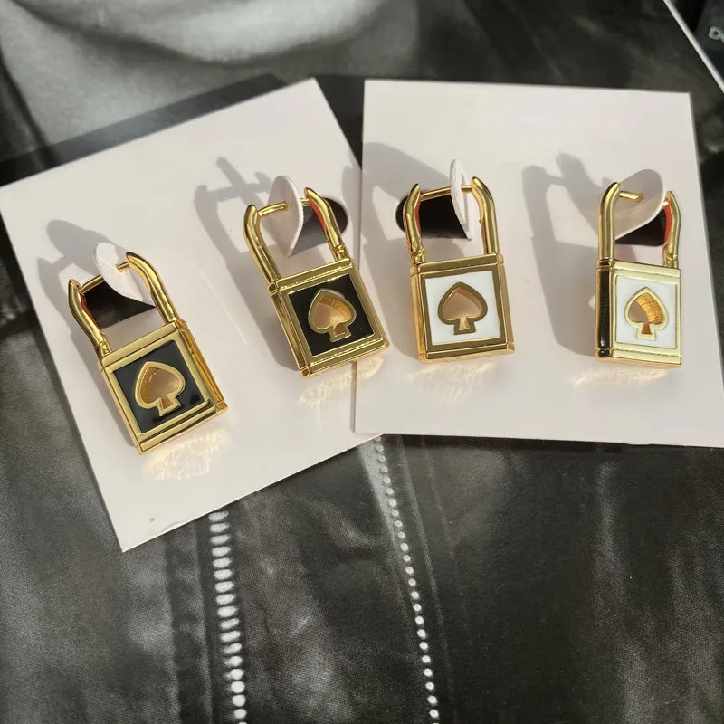 

Женские серьги-гвоздики в виде сердца