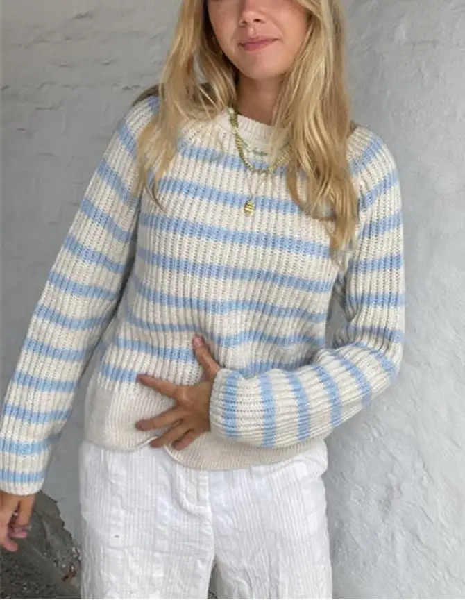 Женский свободный трикотажный свитер в полоску с круглым вырезом и длинным
