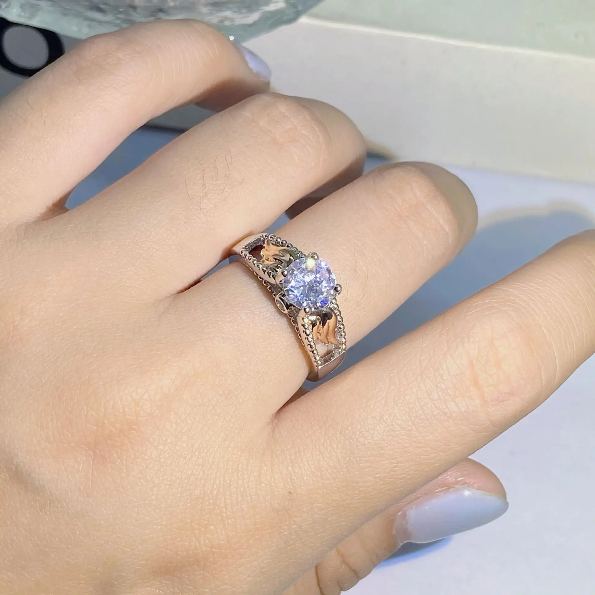 

Роскошные серебряные инкрустированные цирконами ювелирные изделия S925 в европейском и американском стиле Золотое кольцо с ангельским крыл...