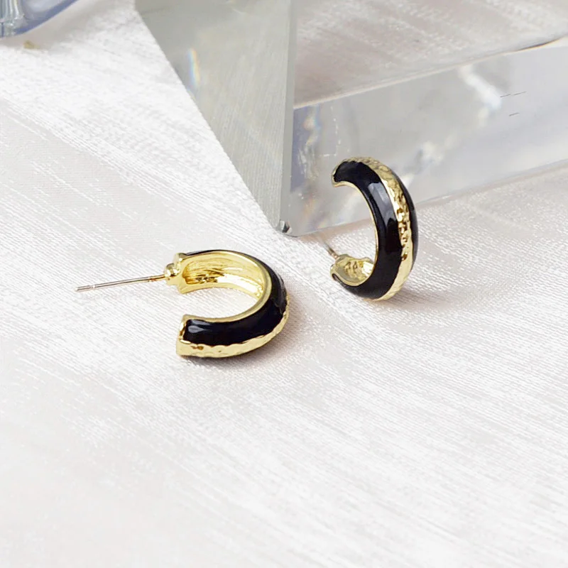 

Black Enamel C-shaped Stud Earrings for Women Gold Color Metal Side Uneven Stripe Punk Fashion Hiphop Ear Decoration aretes