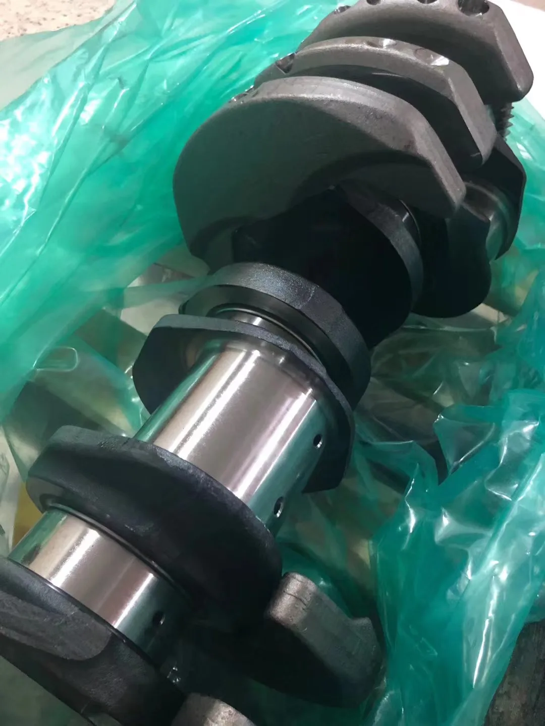 DEUTZ TCD2015 V08 Коленчатый вал 02937480 Продается
