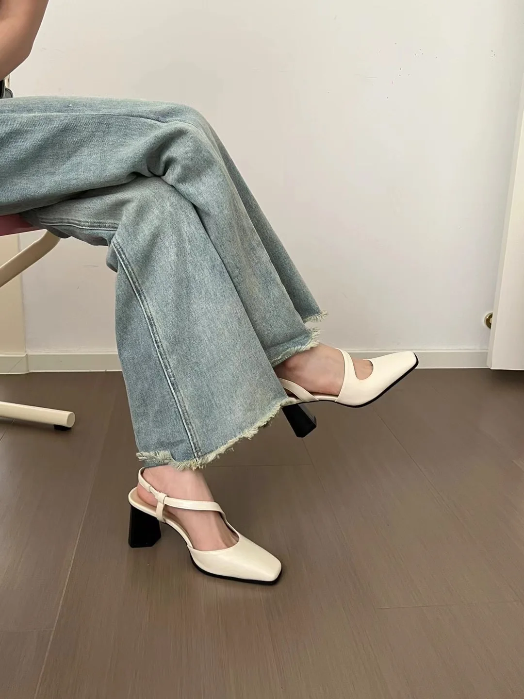 Сандалии на блочном каблуке 2024 весенняя обувь новые пикантные скандальные