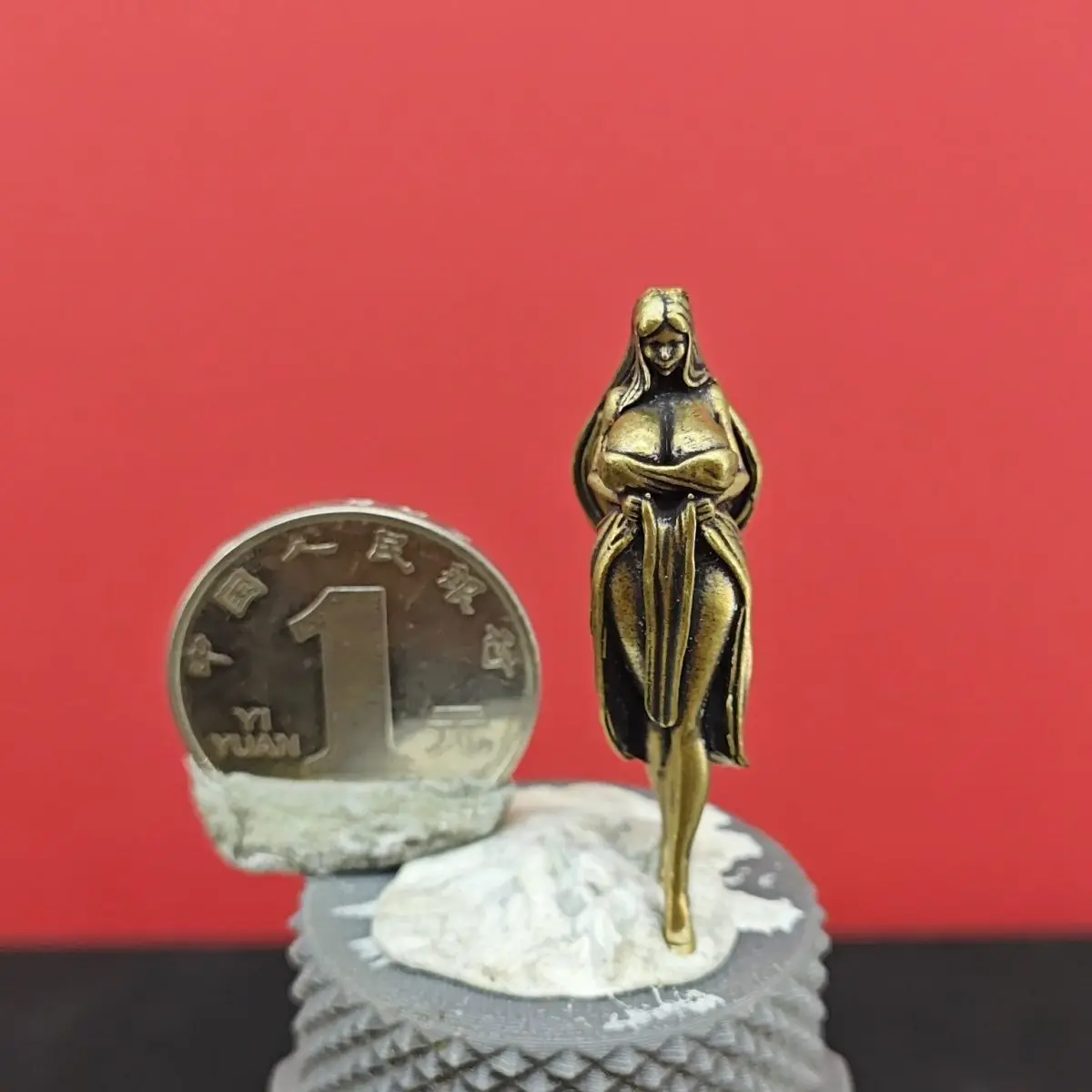 Миниатюрная статуэтка девушки из меди