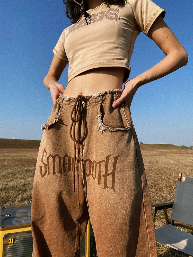 Рисунок 2 - Прямые женские джинсы в стиле ретро с потертостями