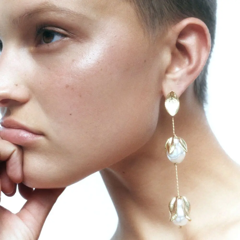 

MWSONYA 2022 Korean Luxury Metal flowers with pearls Earrings for Women Long Pendientes Jewelry Brincos