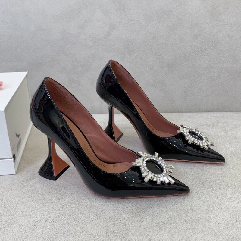 Женские туфли на высоком каблуке с острым носком