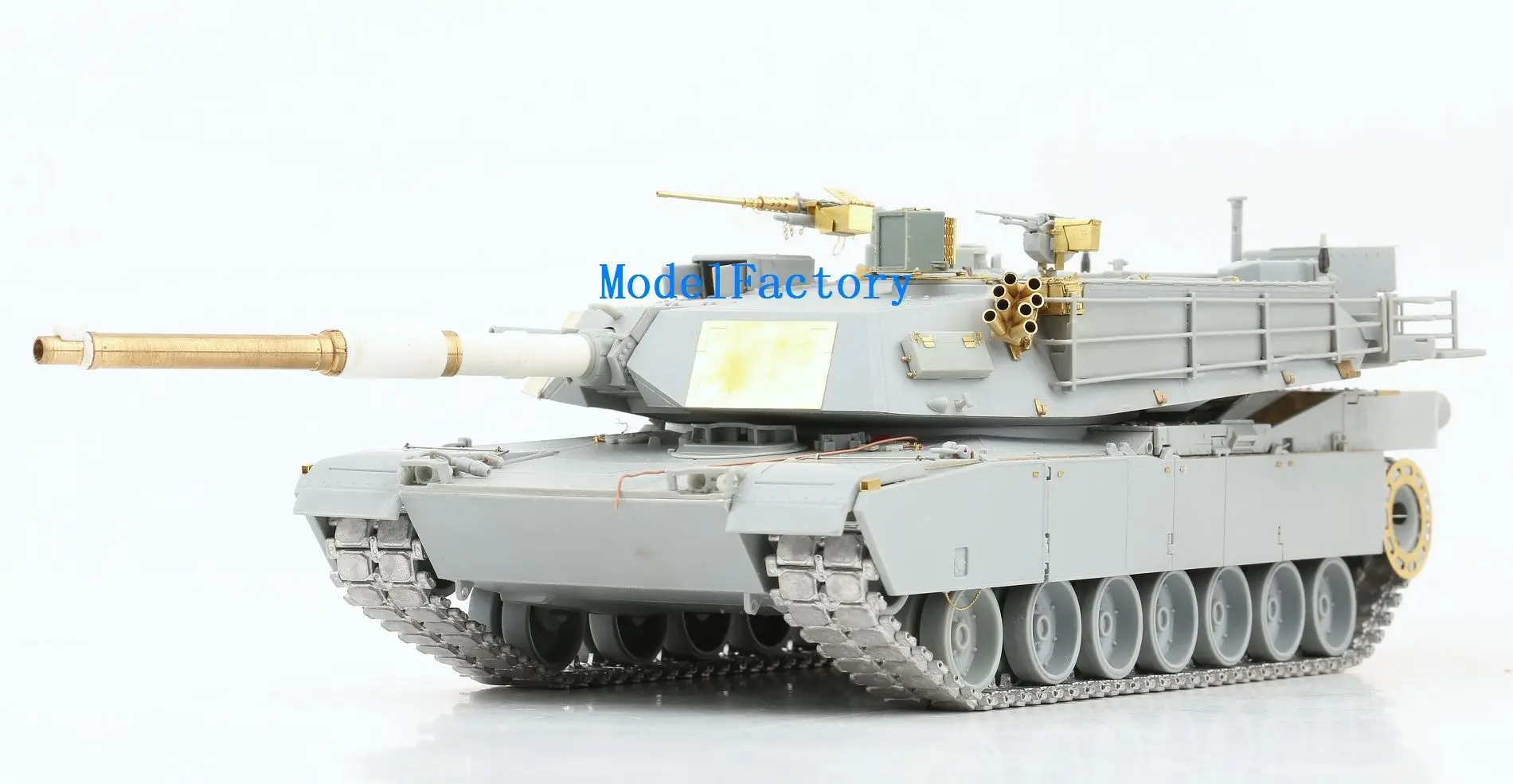 

R Model CQ35132C 1/35 Metal Track and Pin For U S M1A1/A2 Abrams MBT
