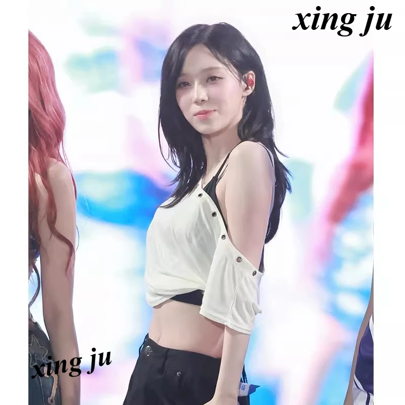 Фото Корейская футболка K-pop для певиц, белая, с асимметричным вырезом на плечах, черные свободные шорты, женский костюм для джазовых танцев, сценическая одежда №2