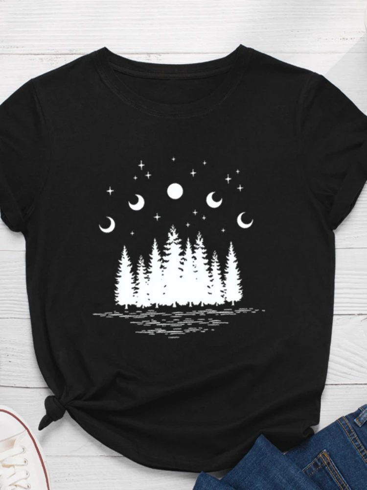 

Женская футболка с коротким рукавом, круглым вырезом и принтом лунного леса