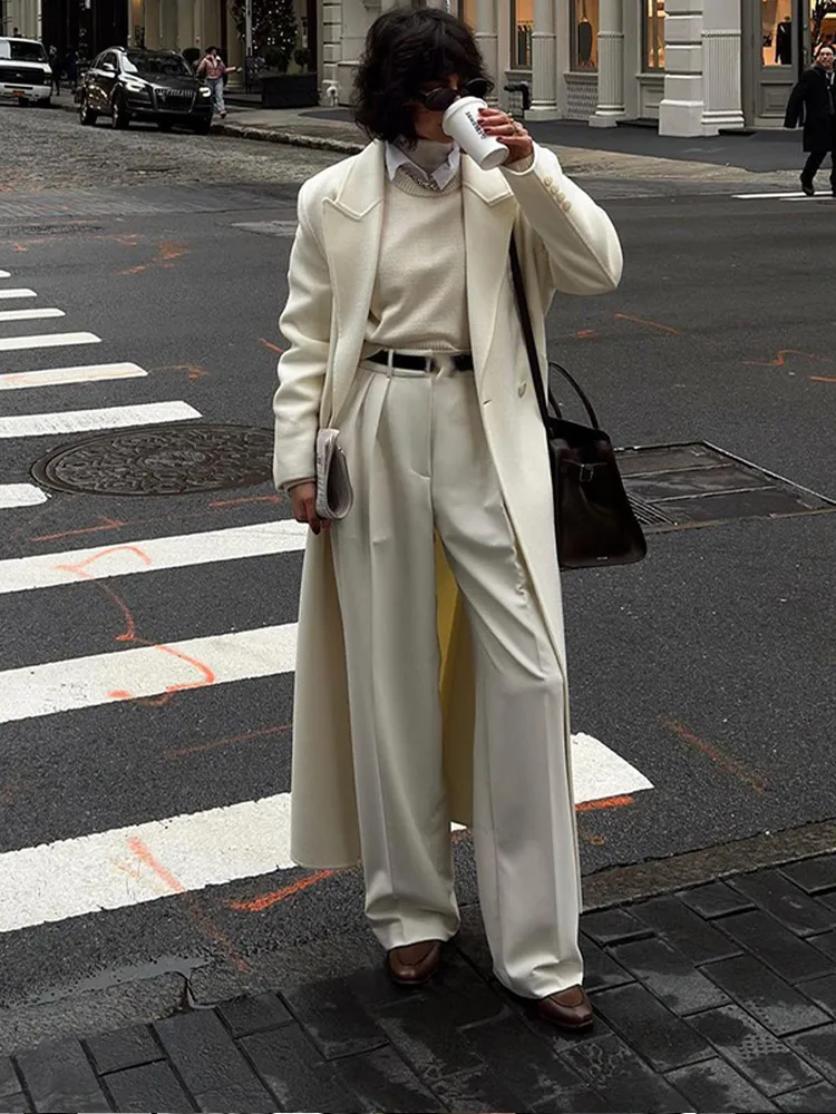 Элегантное белое длинное шерстяное пальто с длинными рукавами и лацканами для