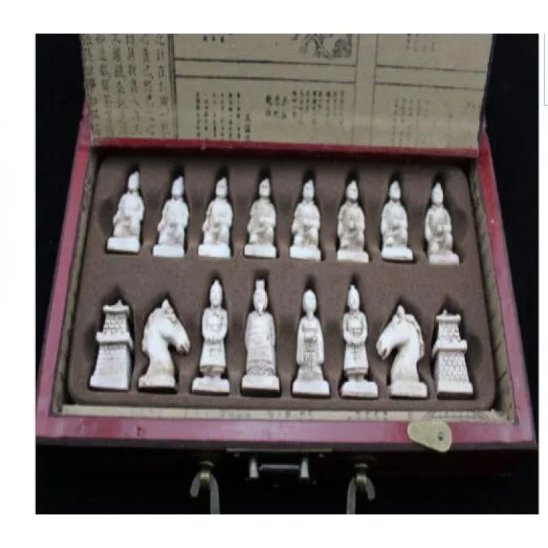 Шахматы терракотовые 32 шт. в красной коробке бронзовая фабрика Чистая латунь