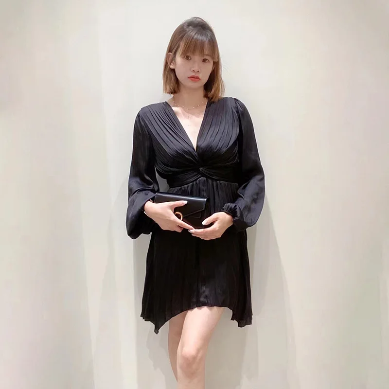 

Плиссированное Платье с высокой талией и V-образным вырезом на раннюю осень 2023