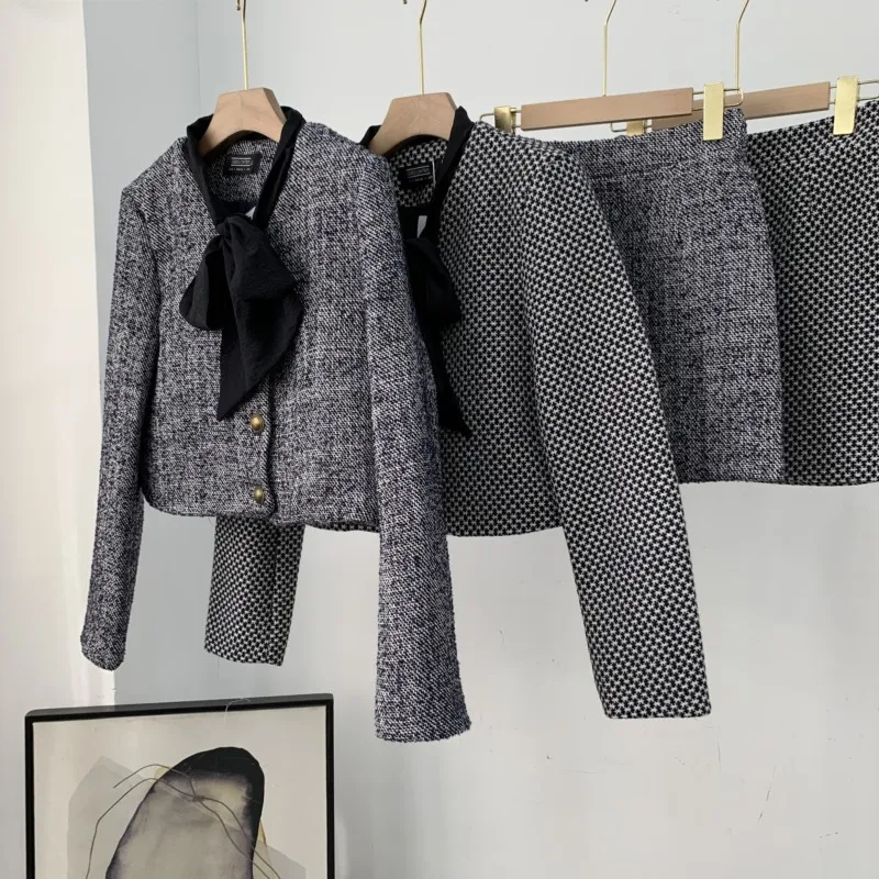 Комплект изящной осенне-зимней новой темпераментной короткой верхней одежды