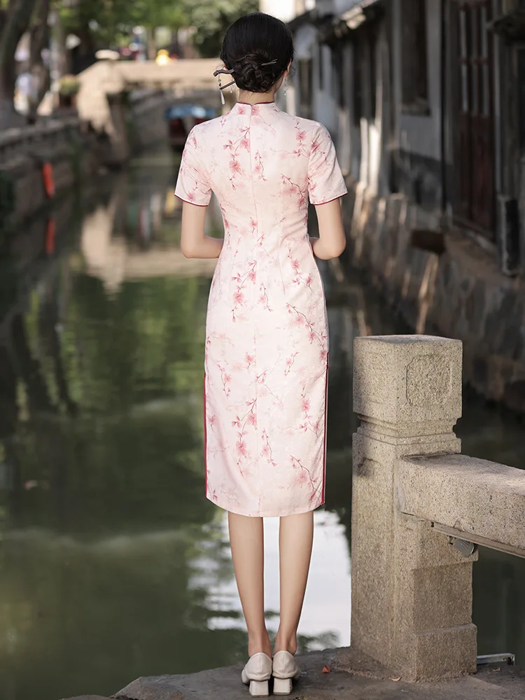 Женское платье средней длины с коротким рукавом