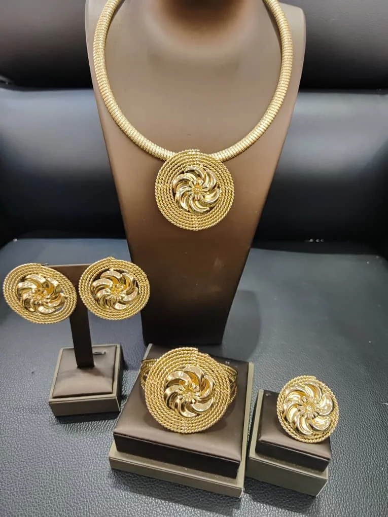 

Комплект из колье, серёг, браслета и кольца