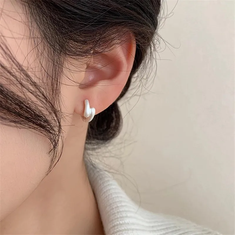 Серьги-гвоздики из металла в европейском и американском стиле