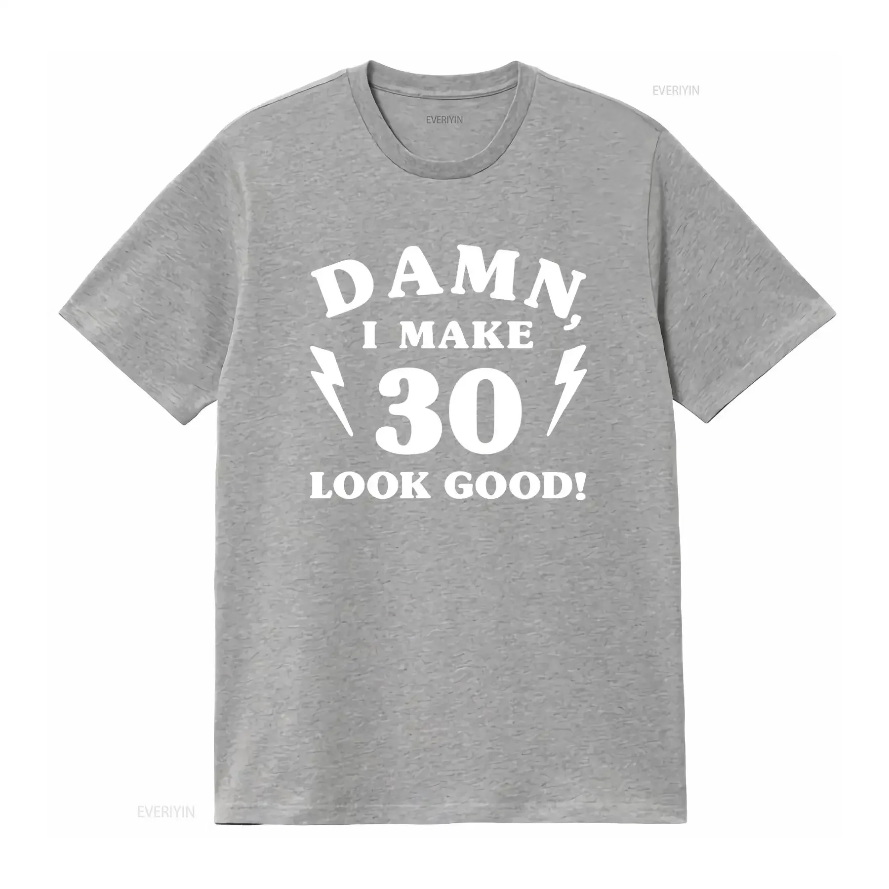 Фото Футболка на 30-летие (1990) с надписью «Damn I Make 30 Look Good» — винтажная, универсальная, мужская, модная, с эффектом потертости, которая придает образу 30-летнего вид, словно я выглядел бы на 30. №4