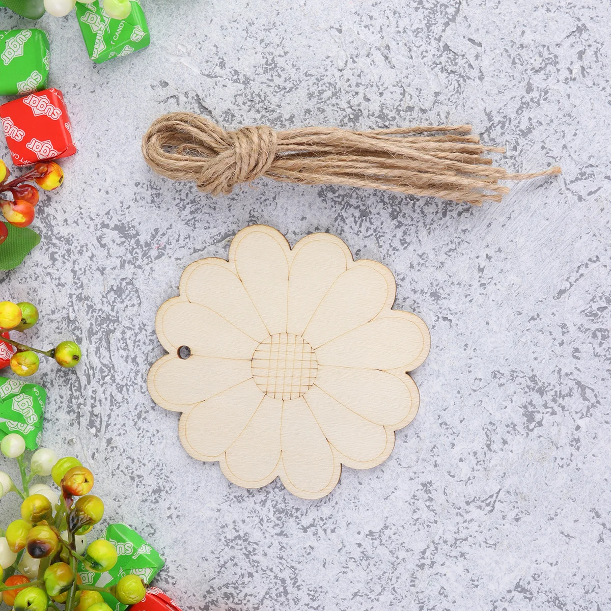 

20pcs Wooden Pendant Novel Lightweight Multifunctional Flower Shape Crafts for Wedding
