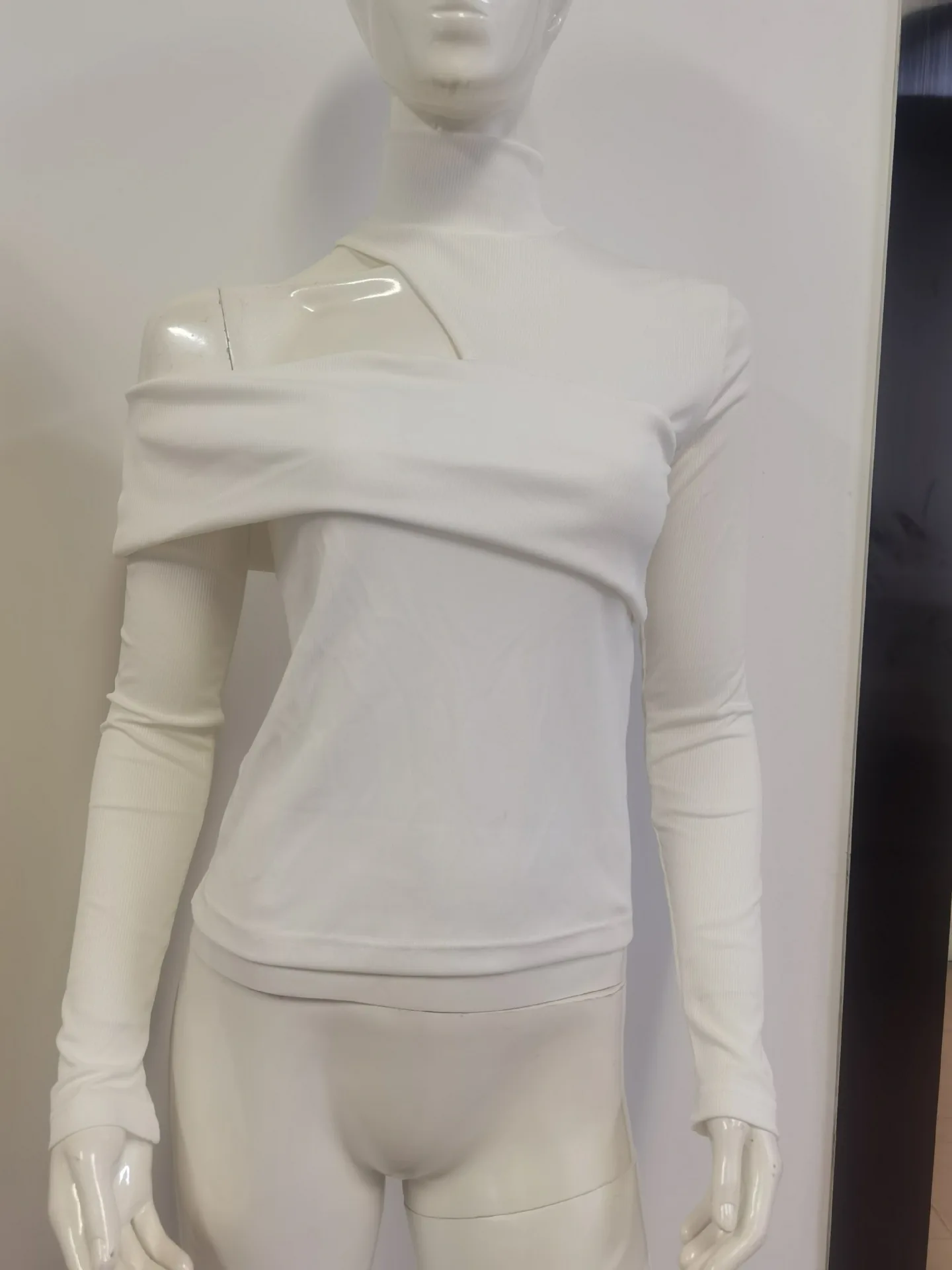 Женский топ с длинными рукавами и вырезом