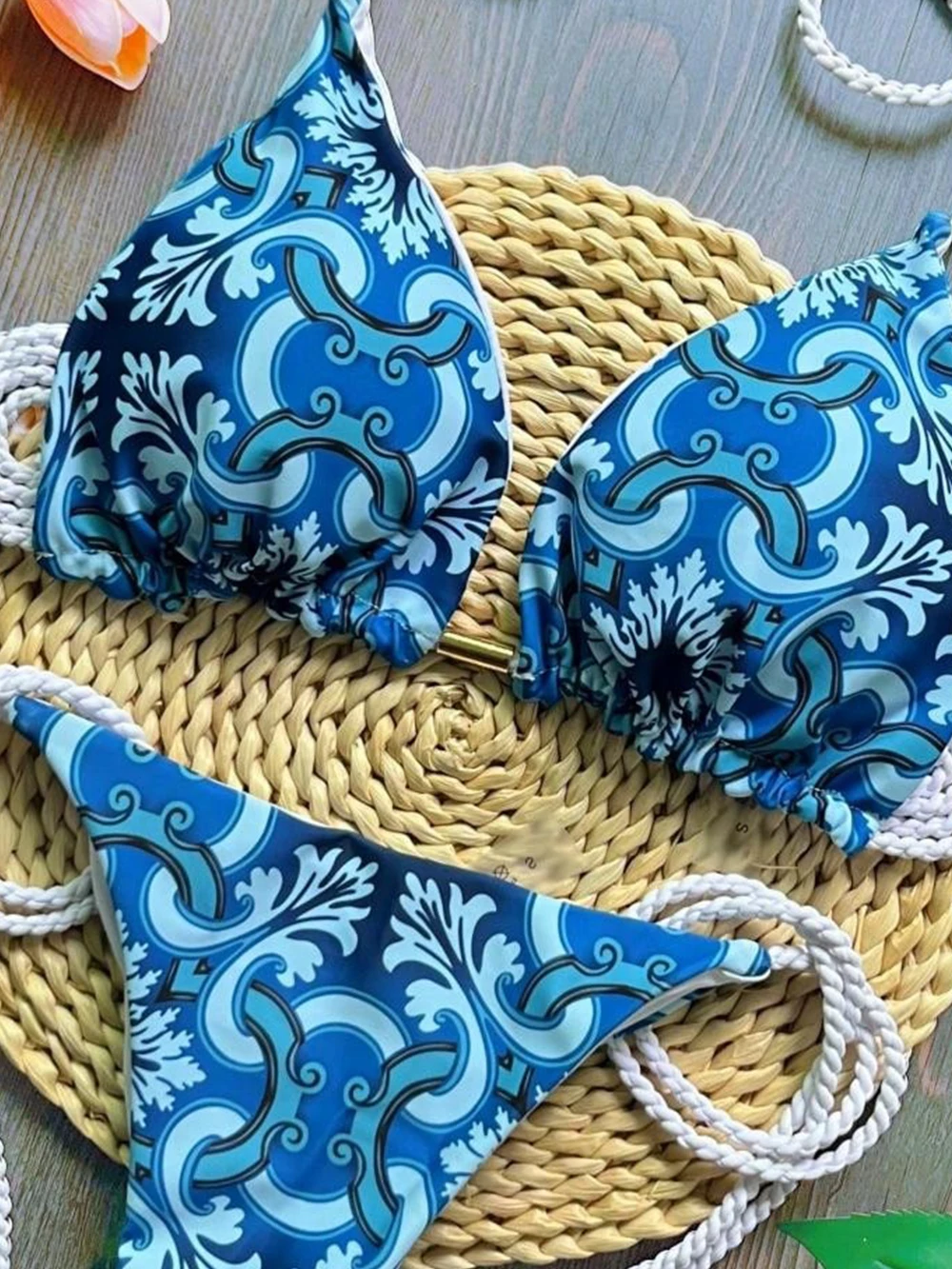 Очаровательный женский комплект бикини с принтом и низкой талией в пляжном стиле