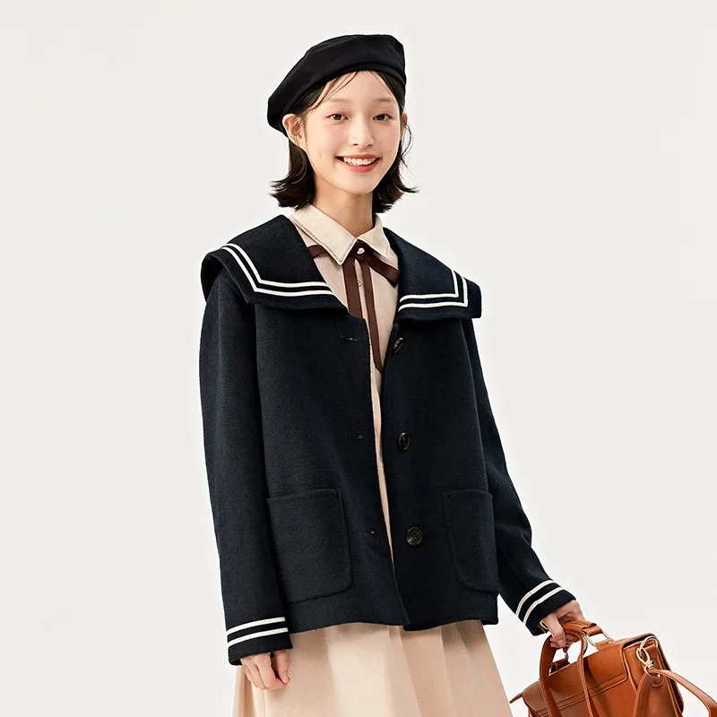 Женское Короткое шерстяное пальто с контрастным воротником зима 2023