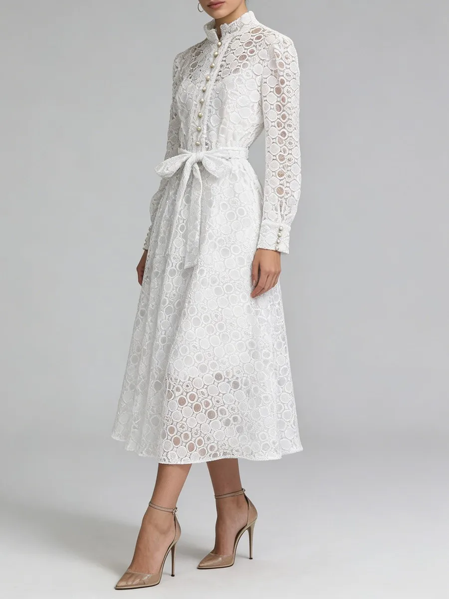 Фото Женское минималистичное платье TWOTWINSTYLE с прозрачными вставками и волнообразным узором, круглым вырезом, длинными рукавами и пуговицами в стиле пэчворк №3