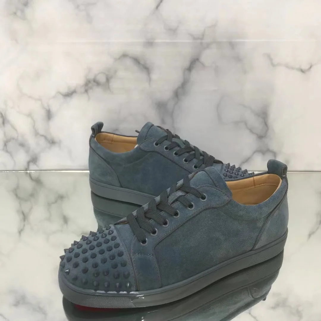 

Модные Роскошные низкие кроссовки для мужчин, обувь для вождения, серые замшевые свадебные туфли из натуральной кожи с заклепками на плоской подошве