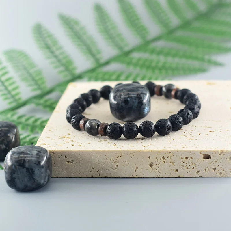 Браслет из бусин натурального черного лабрадорита с лунным камнем