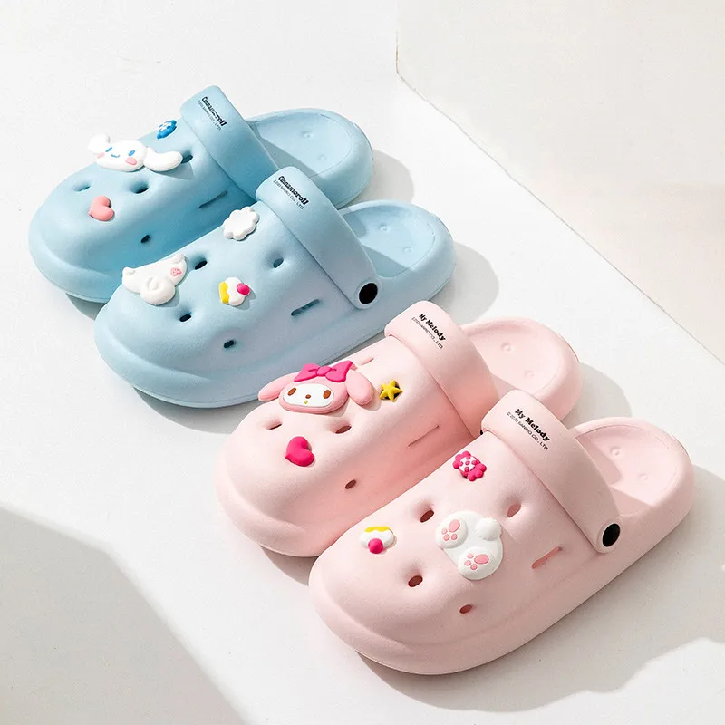 

Sanrio мультфильм Cinnamoroll My Melody Kuromi 2023 новый дом толстая подошва Нескользящая обувь с отверстиями летние женские тапочки Рождественский подарок