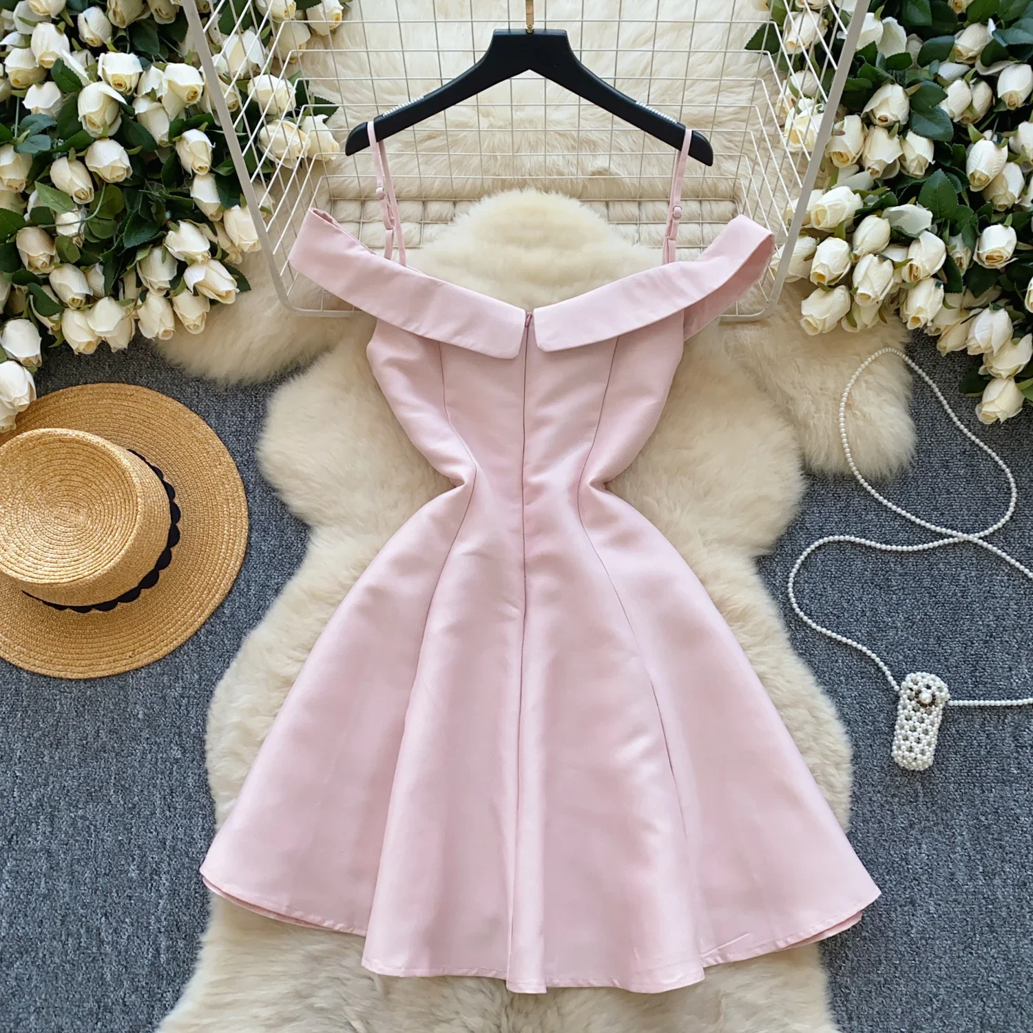 Женское платье без рукавов с разрезом на шее