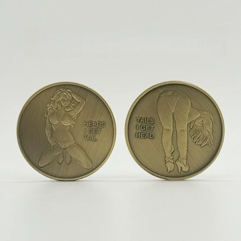 

Металлическая ретро-монета с девушкой