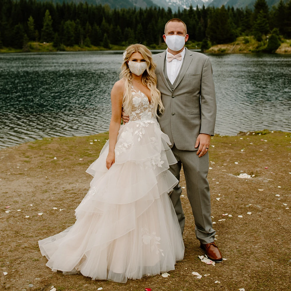 Свадебное платье с цветочной вышивкой и v-образным вырезом по индивидуальному