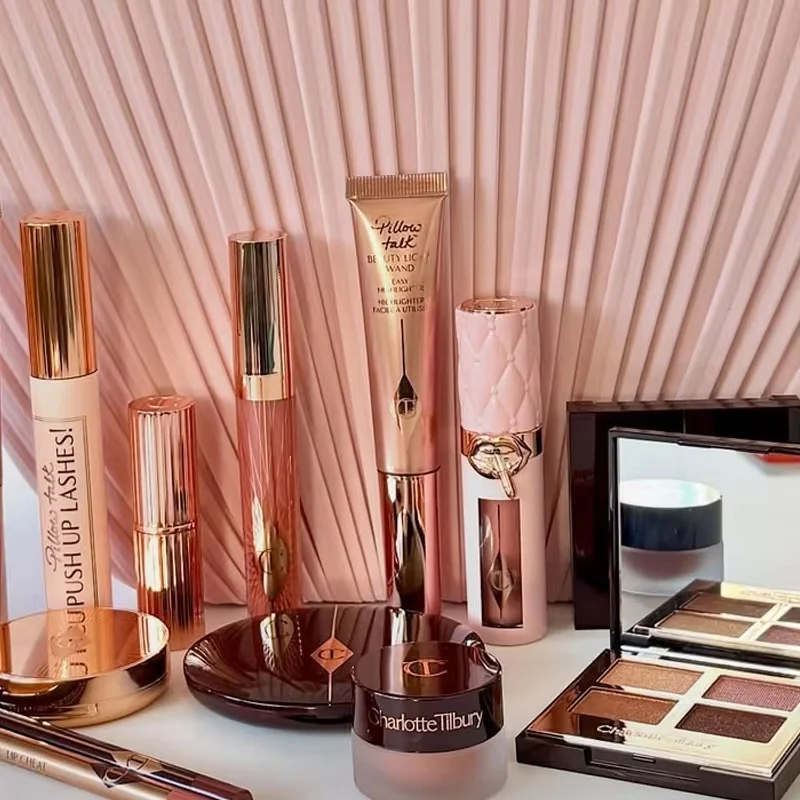 Фото Набор Charlotte Tilbury: Пудра для сужения пор и румяна для лица, Шелковистые сияющие румяна и карандаш для губ, Бархатный стойкий макияж №1