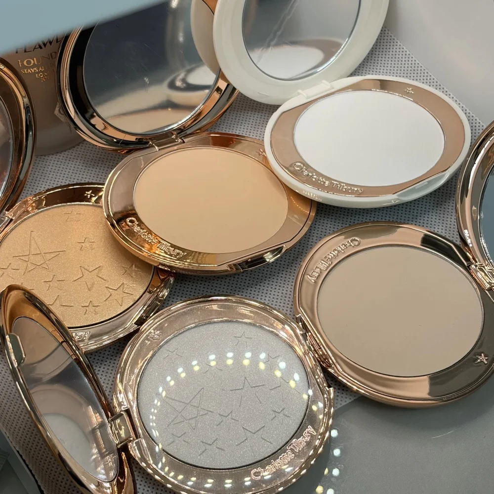Фото Набор Charlotte Tilbury: Пудра для сужения пор и румяна для лица, Шелковистые сияющие румяна и карандаш для губ, Бархатный стойкий макияж №2