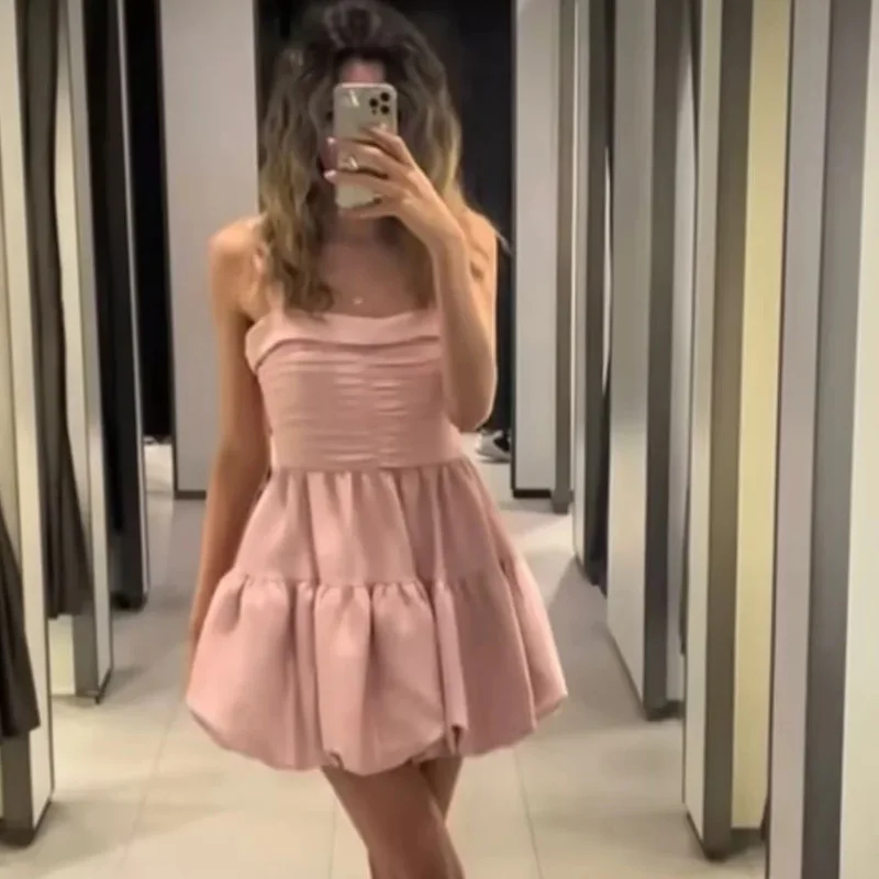 Платье-мини с рюшами и открытой спиной без рукавов